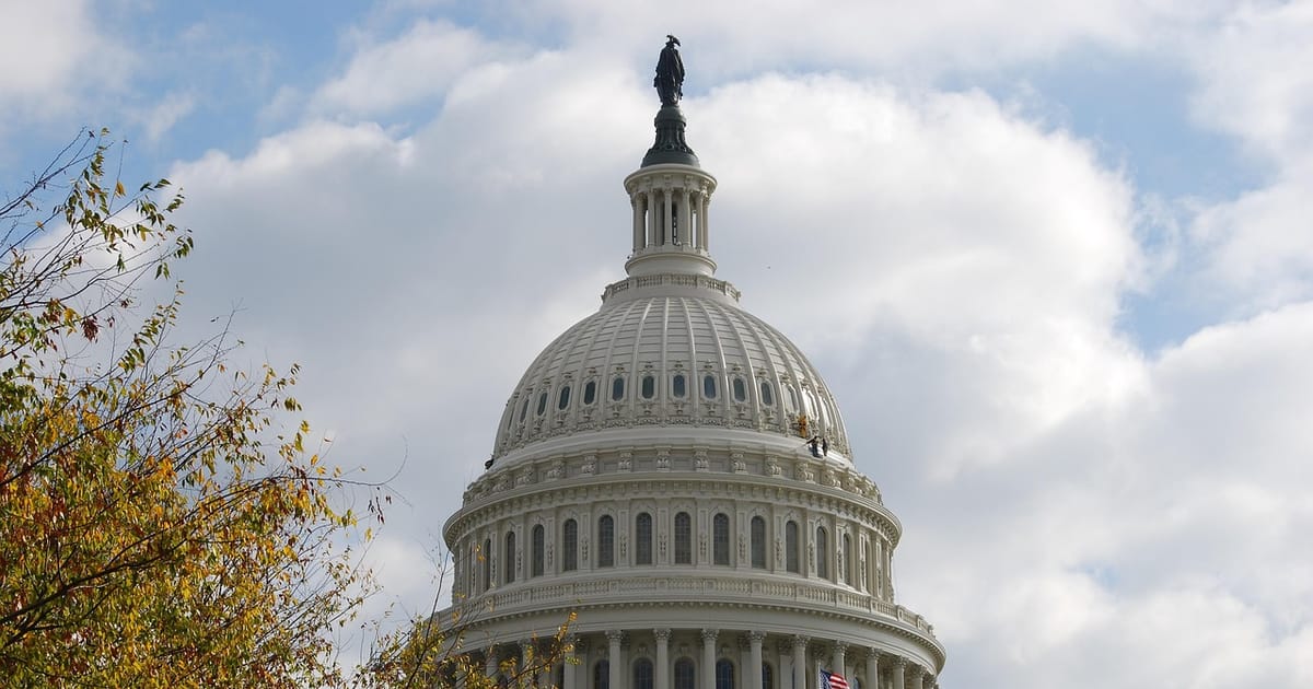 Fachada e a cúpula do Capitólio dos Estados Unidos em Washington com céu parcialmente nublado