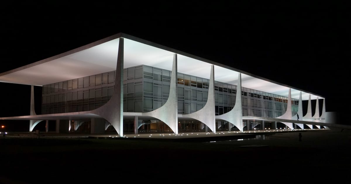 Palácio do Planalto iluminado à noite em Brasília